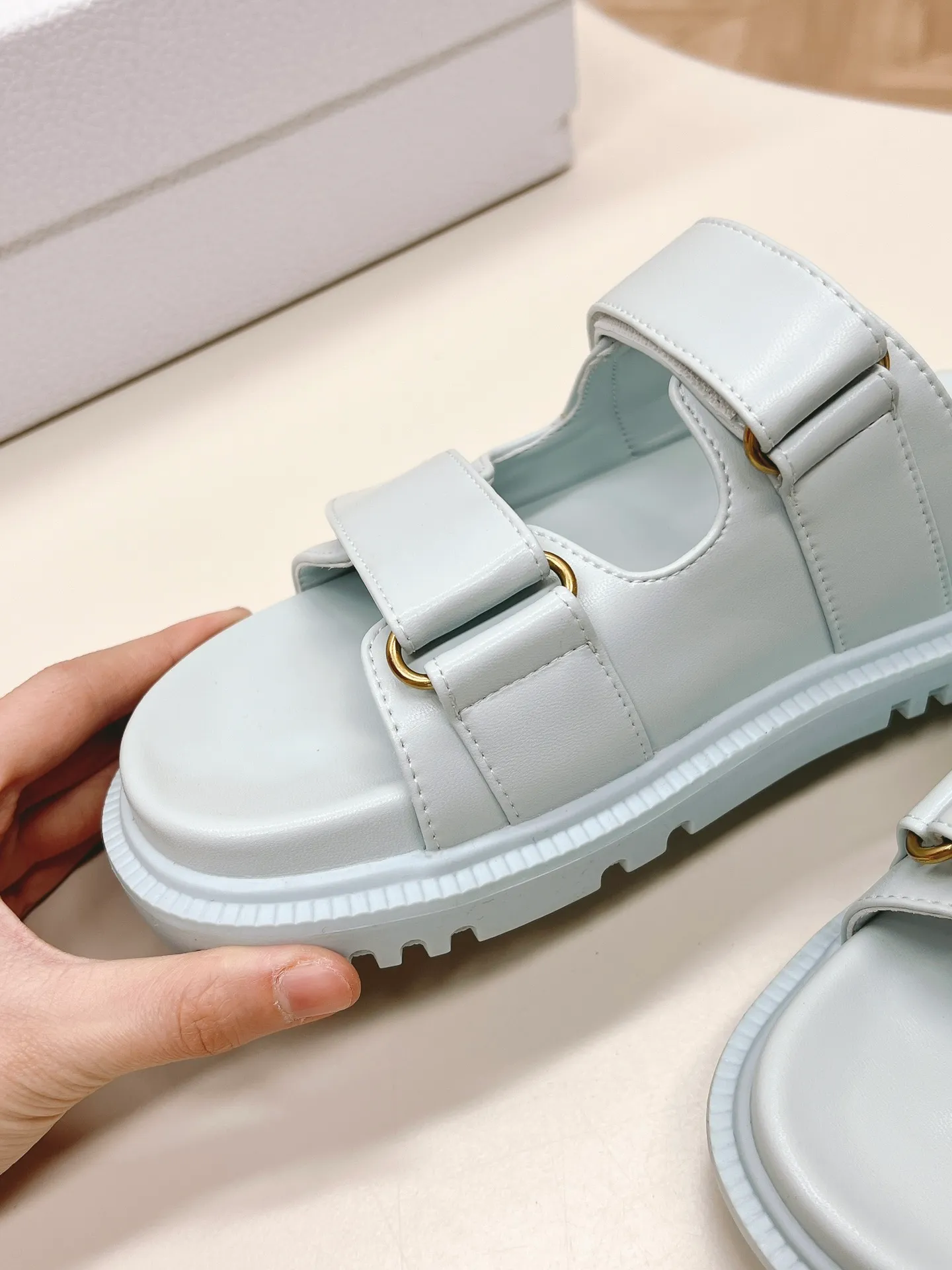 👟👟Ex-factory price 460👟👟 DIOR classic sandals This mixed sheepskin DiorAct sandal is fashionable. Paired with an insole that fits the shape of your foot, it's made of exceptionally lightweight and comfortable leather. The upper straps are fastened with Velcro and are decorated with a gold-finish metal "Dior" logo, which complements the style design. These sandals add a modern edge to any look.  🌟Fabric: Imported mixed sheepskin 🌟Lining: Imported sheepskin 🌟Outsole: TPU original outsole 🌟Code number: 35-42 (41 42 customized, non-returnable)